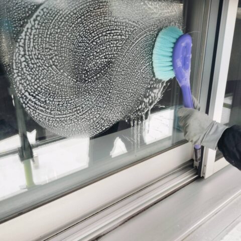 【施工事例】窓ガラスおよびサッシの薬品洗浄を行いました